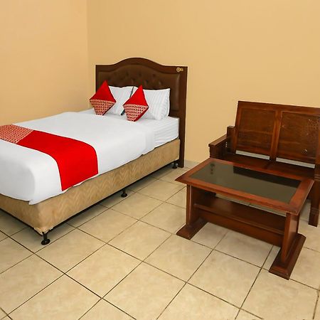 Super Oyo 3978 Hotel Danau Indah Бекаси Экстерьер фото