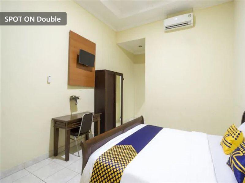 Super Oyo 3978 Hotel Danau Indah Бекаси Экстерьер фото