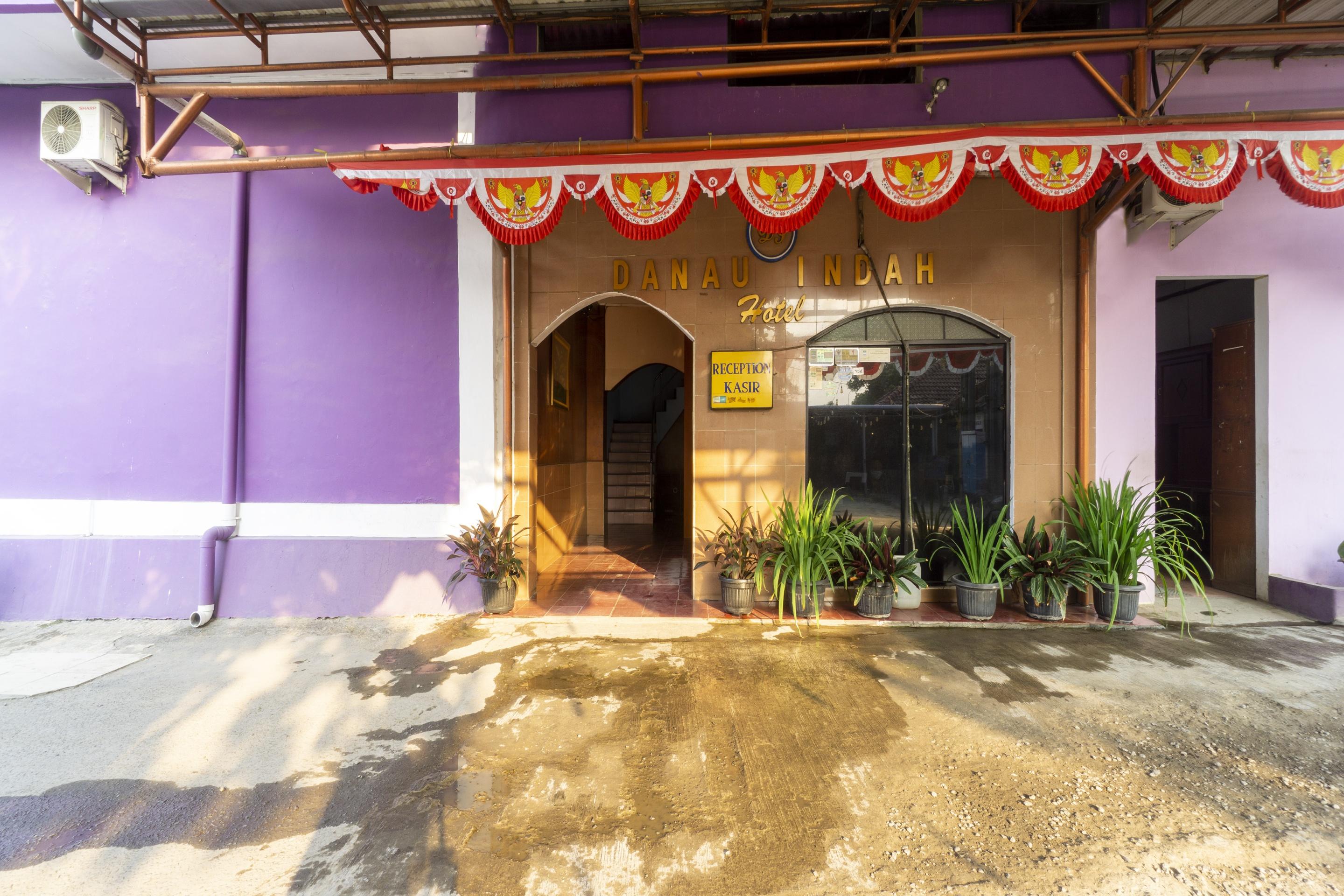 Super Oyo 3978 Hotel Danau Indah Бекаси Экстерьер фото