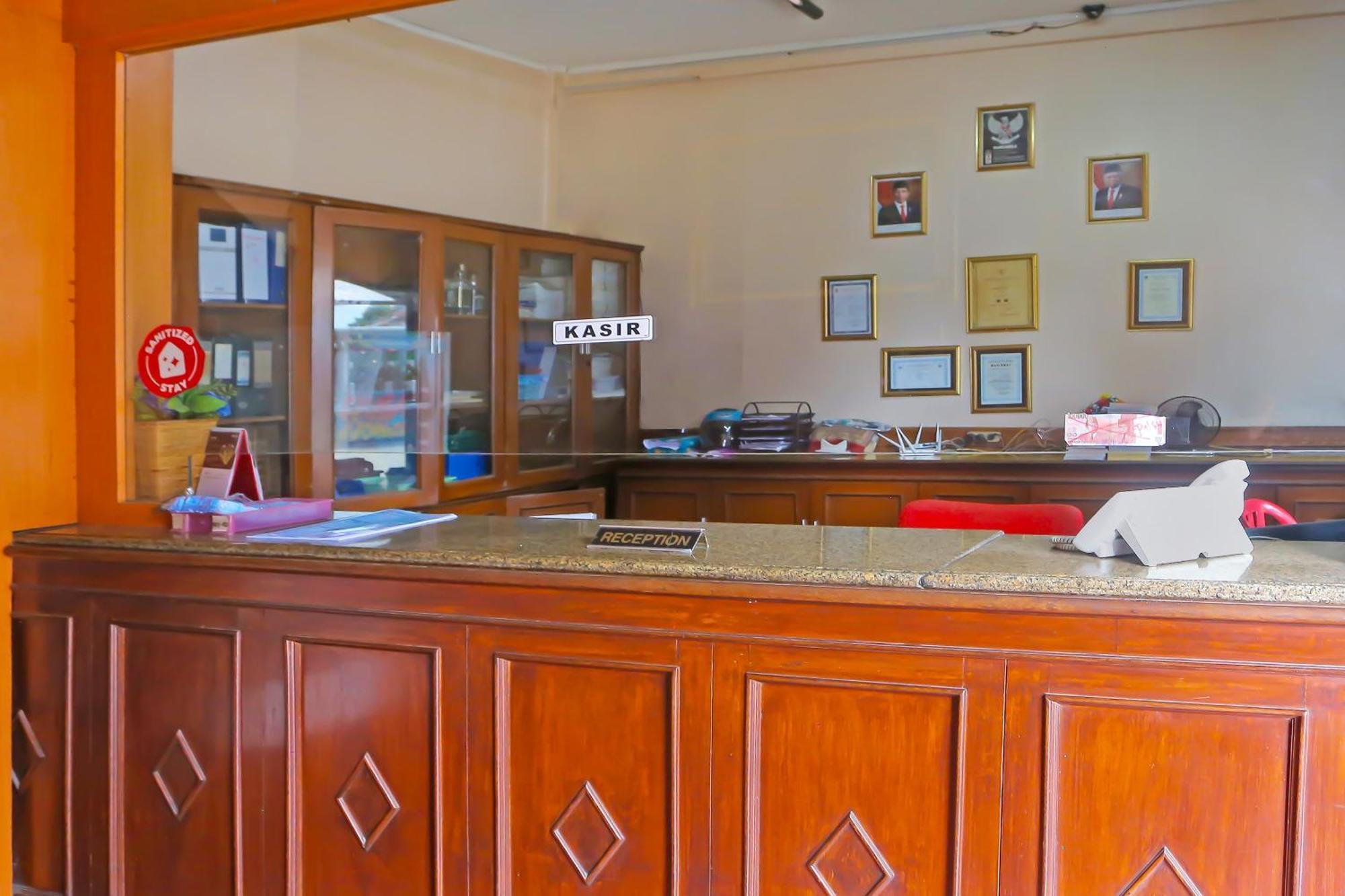 Super Oyo 3978 Hotel Danau Indah Бекаси Экстерьер фото