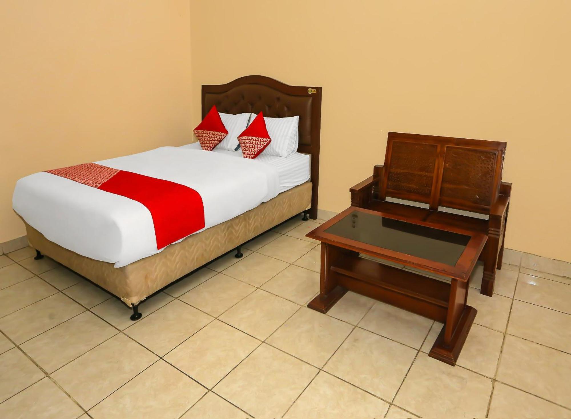 Super Oyo 3978 Hotel Danau Indah Бекаси Экстерьер фото