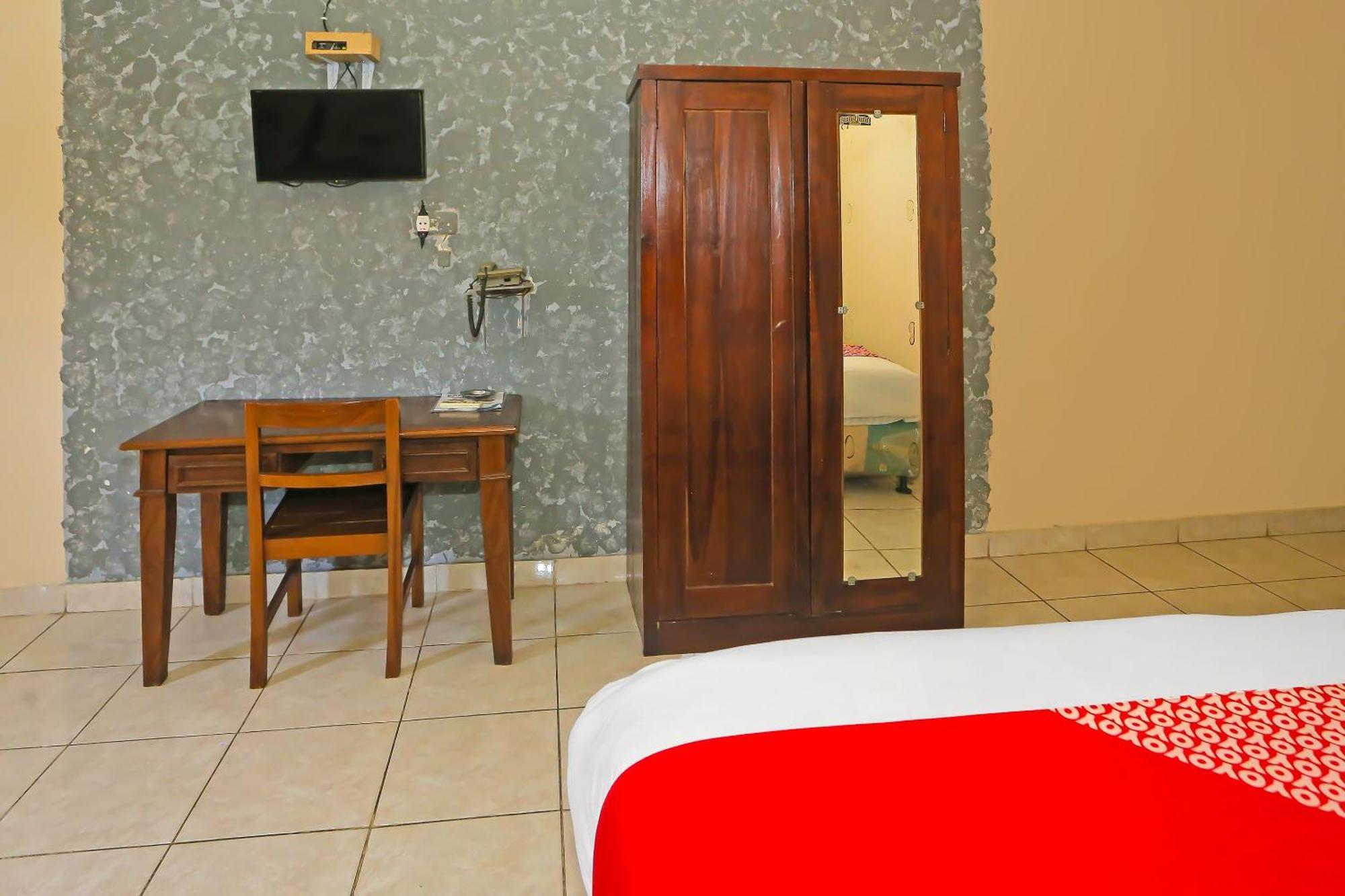 Super Oyo 3978 Hotel Danau Indah Бекаси Экстерьер фото