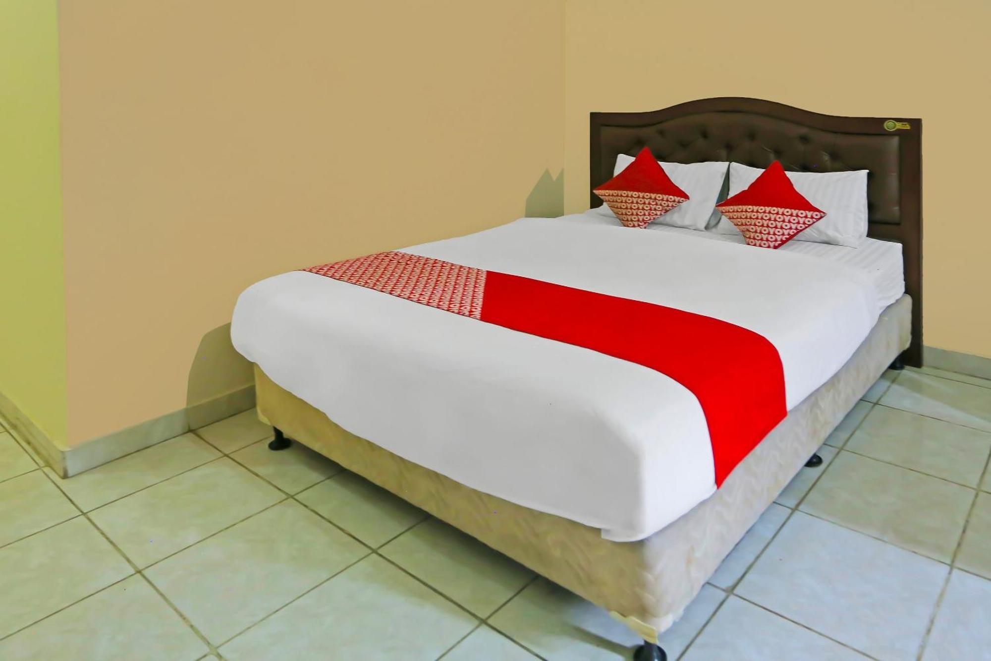 Super Oyo 3978 Hotel Danau Indah Бекаси Экстерьер фото