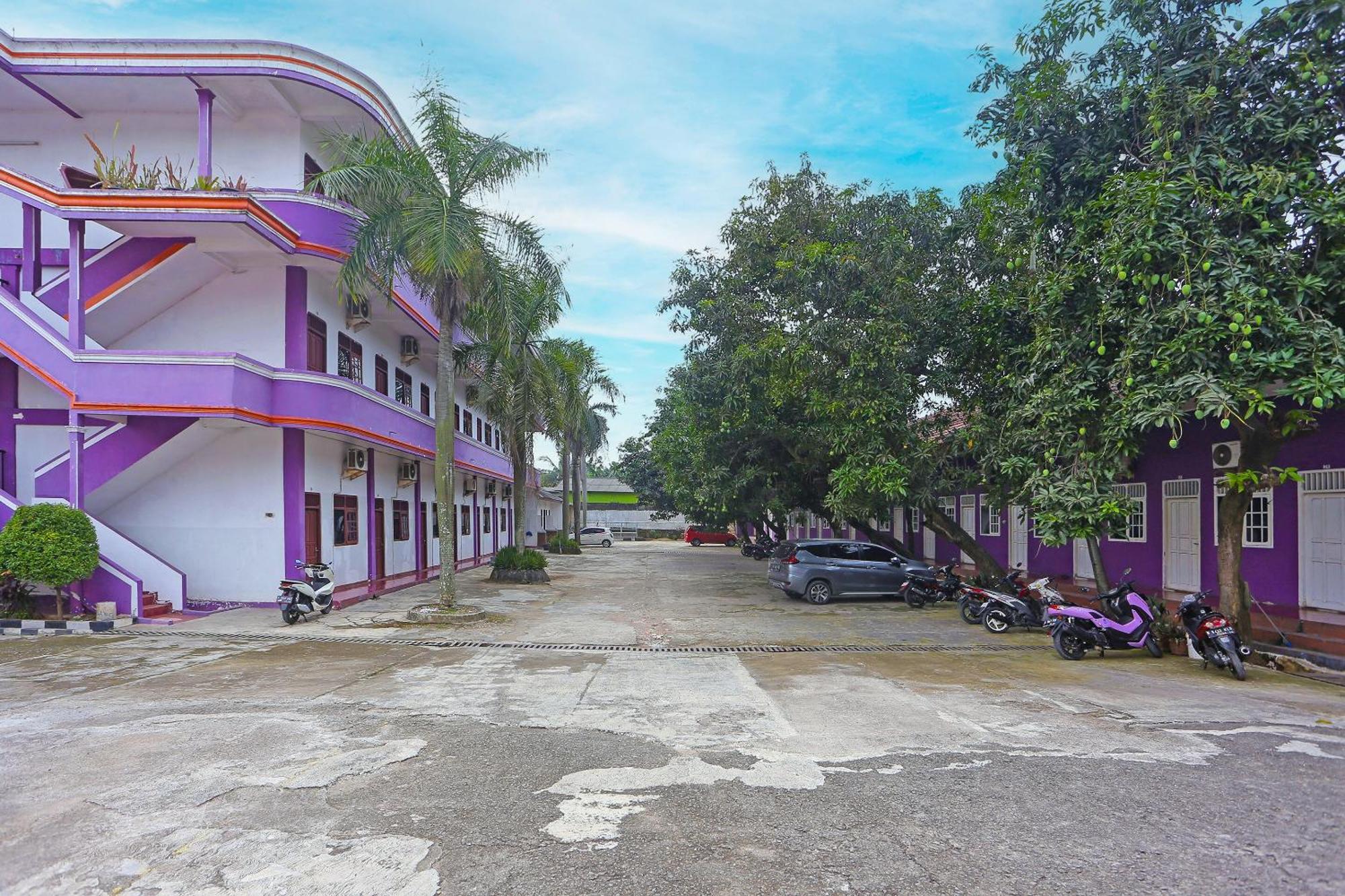 Super Oyo 3978 Hotel Danau Indah Бекаси Экстерьер фото